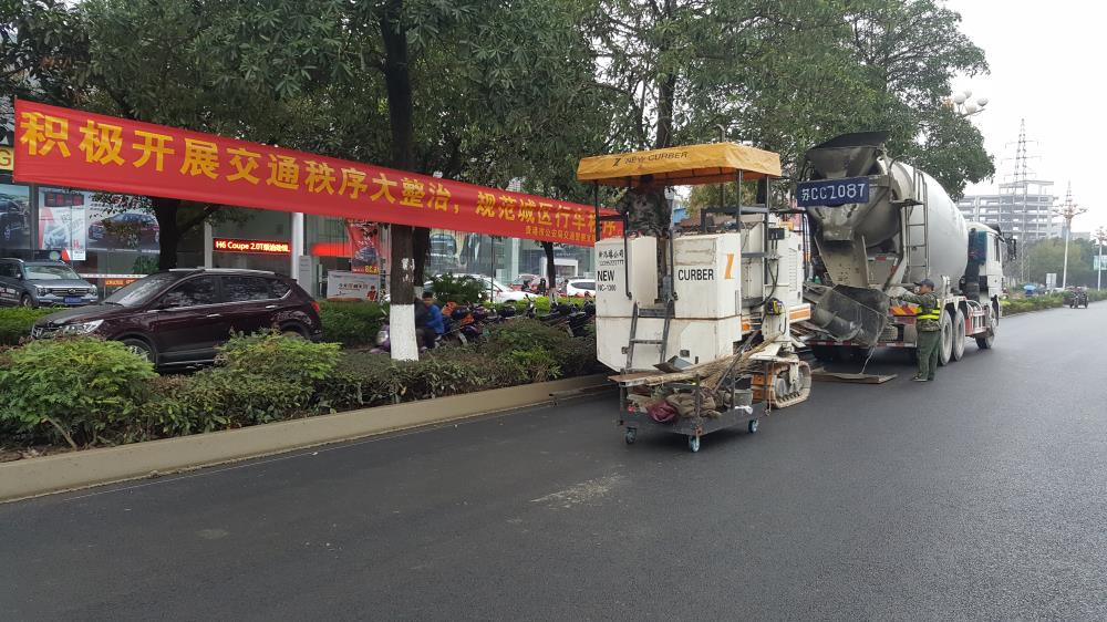 為什么說路緣石滑模機是混凝土滑模攤鋪的好幫手呢？