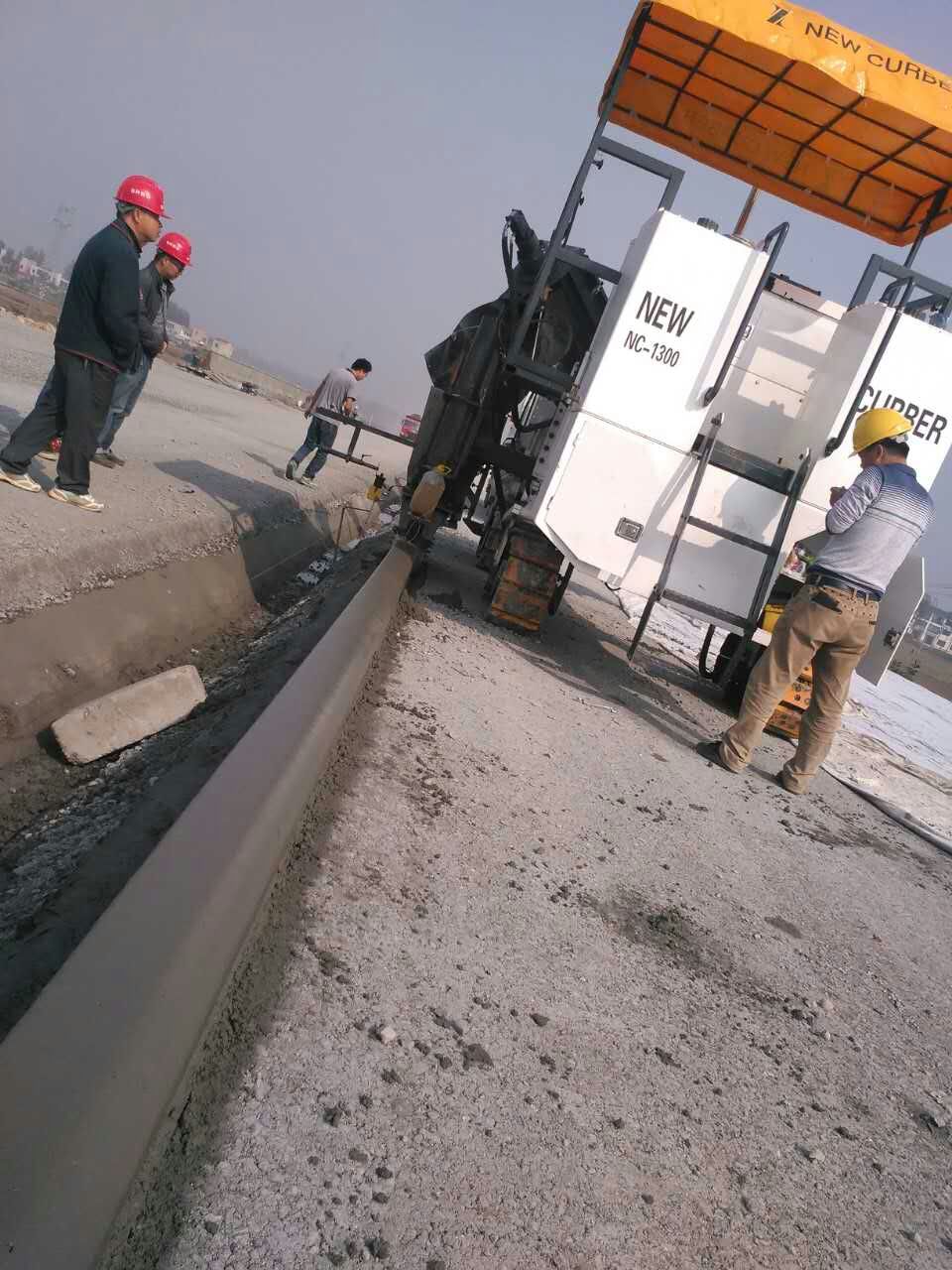 新路緣NC1300混凝土路緣石滑模機強大的背后不但是產品技術，還有完善的售后服務