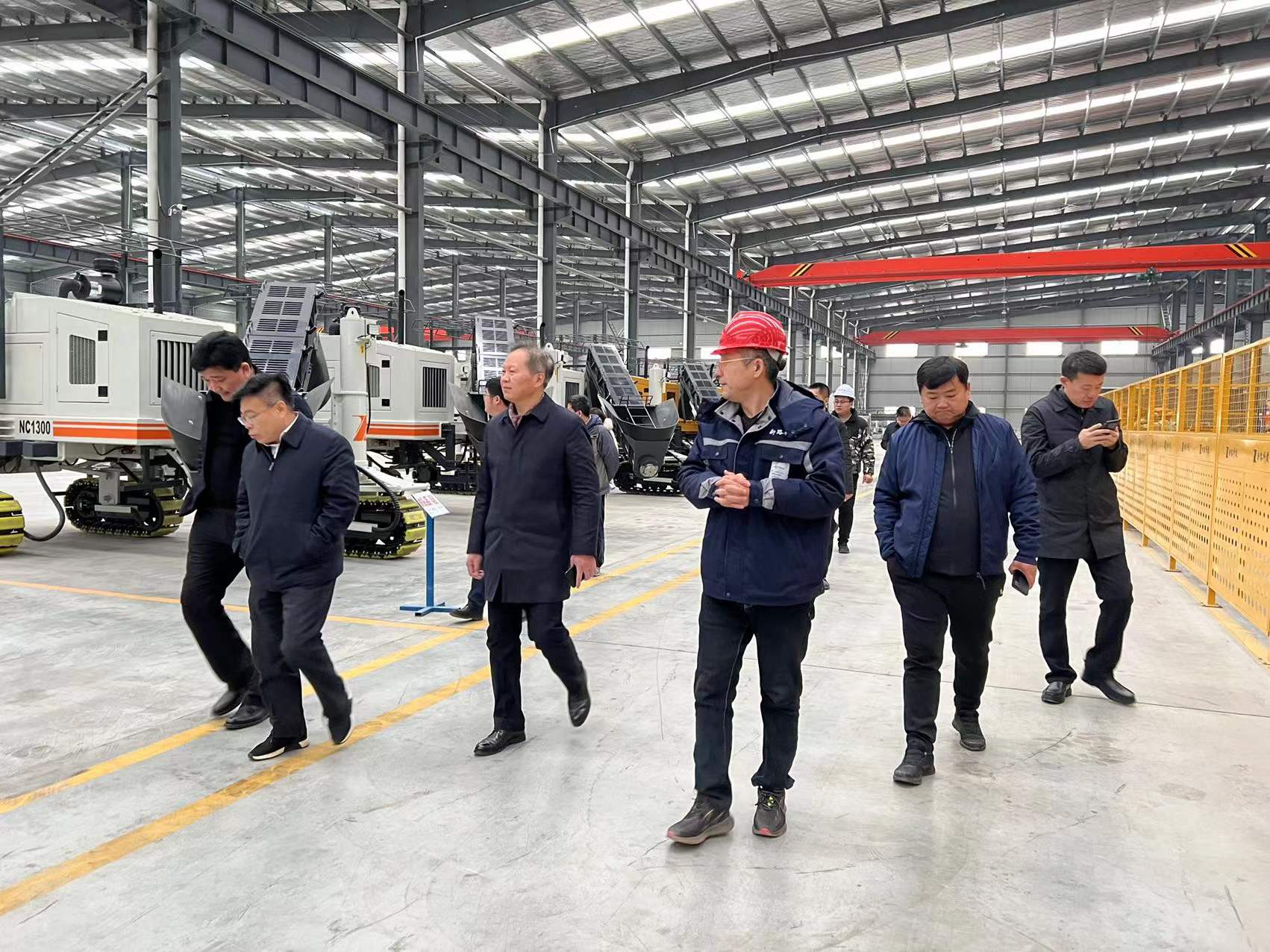 熱烈歡迎徐州市委市政府、淮海國際港務(wù)區(qū)、柳新鎮(zhèn)一行領(lǐng)導(dǎo)來我司參觀考察工作